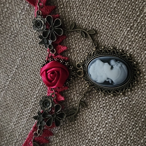 Beautiful Victorian Style Redish Rose Choker with Cameo Pendant - Picture 3 of 7